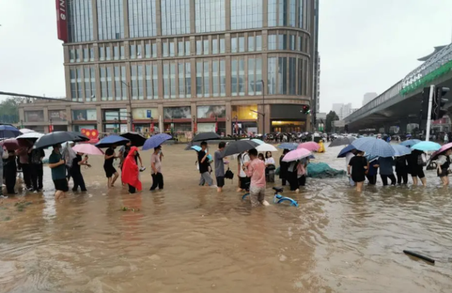 河南千年一遇的大暴雨停下之前，作為普通人，我們可以做什么？